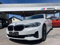 Gebraucht BMW 520 190 PS (139 kW) 2023 Mineralweiss metallic (a96) Kombi