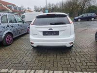Gebraucht Ford Focus Viva 101 PS (74 kW) 2010 Frostweiß Kleinwagen