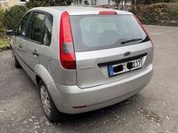 Gebraucht Ford Fiesta Ambiente 60 PS (44 kW) 2005 Silber Kleinwagen