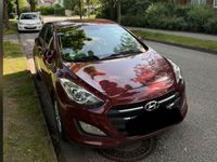 Gebraucht Hyundai i30 Trend 101 PS (74 kW) 2016 Rot Limousine