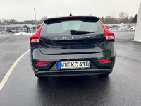 Gebraucht Volvo V40 Momentum 122 PS (89 kW) 2017 Schwarz Limousine