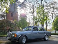 Gebraucht Mercedes E230 136 PS (100 kW) 1984 Blau Limousine