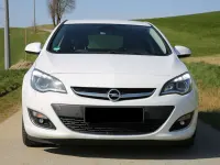 Używany Opel Astra Innovation 165 KM (121 kW) 2012 Biały Sedan/Limuzyna