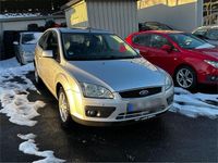 Gebraucht Ford Focus Ghia 115 PS (84 kW) 2005 Silber Limousine