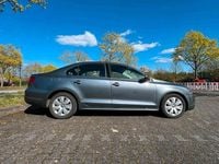 Gebraucht VW Jetta 105 PS (77 kW) 2012 Grau Limousine