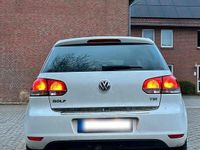 Gebraucht VW Golf VI 102 PS (75 kW) 2010 Weiß Kleinwagen