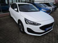 Gebraucht Ford Focus Titanium 125 PS (91 kW) 2022 Frost weiß Limousine