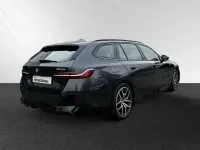 Gebraucht BMW 530e M Sport 299 PS (219 kW) 2024 Sophistograu brillanteffekt metallic Kombi