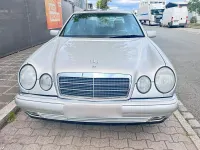 Gebraucht Mercedes E220 95 PS (69 kW) 1997 Silber Limousine