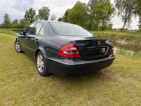 Używany Mercedes E220 150 KM (110 kW) 2002 Czarny Sedan/Limuzyna