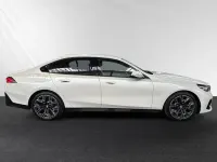 Gebraucht BMW 520 M Sport 208 PS (152 kW) 2025 Mineralweiß metallic Limousine