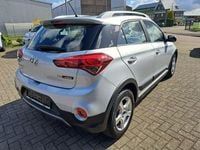 Gebraucht Hyundai i20 Active 101 PS (74 kW) 2016 Sleek silver metallic Kleinwagen