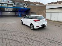 Gebraucht Hyundai i20 75 PS (55 kW) 2015 Weiß Limousine