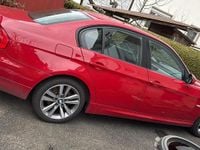 Gebraucht BMW 320 184 PS (135 kW) 2011 Rot Limousine