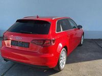 Gebraucht Audi A3 Attraction 150 PS (110 kW) 2015 Rot Limousine