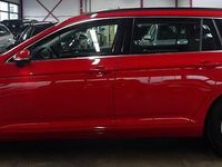 Gebraucht VW Passat 122 PS (89 kW) 2023 Rot Kombi