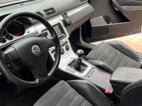 Second-hand VW Passat 150 CP (110 kW) 2005 Albastru Berlinǎ