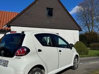 Gebraucht Toyota Aygo 68 PS (50 kW) 2013 Weiß Kleinwagen