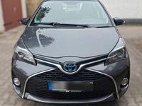 Gebraucht Toyota Yaris Hybrid Lounge 101 PS (74 kW) 2016 Grau Kleinwagen