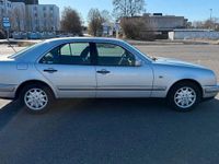 Gebraucht Mercedes E240 Elegance 170 PS (125 kW) 1999 Silber Limousine