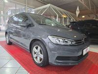 Gebraucht VW Touran Active 150 PS (110 kW) 2023 Grau Van / Kleinbus