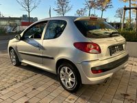 Gebraucht Peugeot 206+ 75 PS (55 kW) 2009 Lackierung aluminiumgrau/meta Kleinwagen
