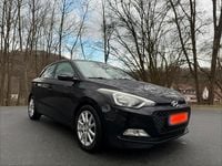 Gebraucht Hyundai i20 84 PS (61 kW) 2015 Schwarz Kleinwagen