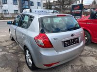 Gebraucht Kia Ceed Spirit 90 PS (66 kW) 2011 Silber Kleinwagen