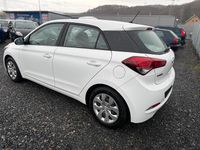 Gebraucht Hyundai i20 75 PS (55 kW) 2016 Weiß Limousine