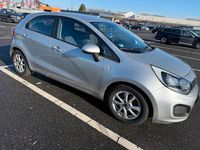 Gebraucht Kia Rio 109 PS (80 kW) 2014 Silber Kleinwagen