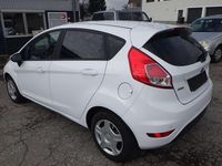 Gebraucht Ford Fiesta Celebration 101 PS (74 kW) 2016 Frostweiß Kleinwagen