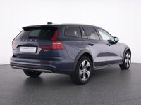 Gebraucht Volvo V60 CC Plus 197 PS (144 kW) 2023 Denim blue / metallic Kombi