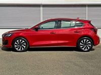 Gebraucht Ford Focus Titanium 125 PS (91 kW) 2024 Fantasticrot metallic (metallic) Limousine