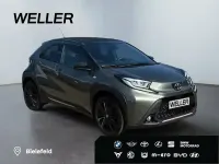 Gebraucht Toyota Aygo Style 72 PS (52 kW) 2023 Cardamon green / night sky black (gruen) Kleinwagen