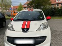 gebraucht Peugeot 107 Street Racing in weiß mit roten Streifen!