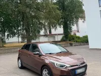 Gebraucht Hyundai i20 Style 101 PS (74 kW) 2015 Braun Kleinwagen