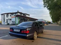 Gebraucht Mercedes E220 Classic 143 PS (105 kW) 1999 Blau Limousine