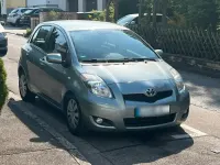 Gebraucht Toyota Yaris 90 PS (66 kW) 2011 Grau Kleinwagen