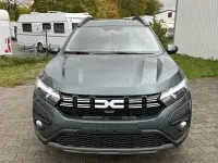 Neu Dacia Jogger Expression 122 PS (89 kW) 2025 Grün Van / Kleinbus