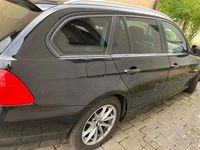 Gebraucht BMW 320 163 PS (119 kW) 2011 Schwarz Kombi
