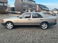 Gebraucht Mercedes E230 136 PS (100 kW) 1985 Gold Limousine
