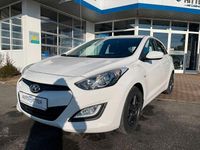 Gebraucht Hyundai i30 Trend 99 PS (72 kW) 2012 Creamy white / sol (metallic) Limousine