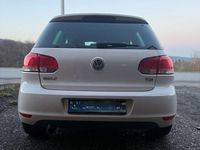 Gebraucht VW Golf VI 105 PS (77 kW) 2011 Weiß Kleinwagen