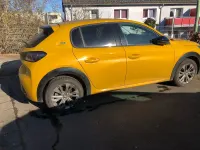 Gebraucht Peugeot e-208 Allure 100 kW (136 PS) 2023 Gelb Kleinwagen