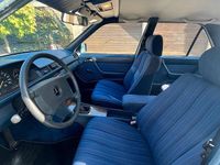 Gebraucht Mercedes E230 136 PS (100 kW) 1989 Blau Limousine