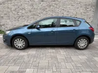 Używany Opel Astra Selection 87 KM (63 kW) 2012 Niebieski Sedan/Limuzyna