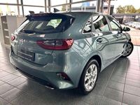 Neu Kia Ceed 140 PS (102 kW) 2025 Yucca steel gray Kleinwagen