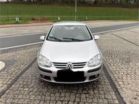 Second-hand VW Golf IV 105 CP (77 kW) 2004 Argintiu Berlinǎ