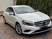 Gebraucht Mercedes A180 150 PS (110 kW) 2014 Weiß Kleinwagen
