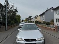 Gebraucht Opel Vectra 100 PS (73 kW) 2001 Silber Kleinwagen